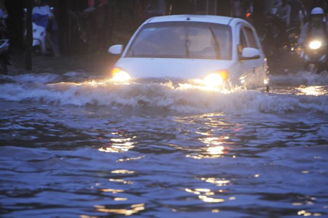 Mưa lớn, Hà Nội chìm trong biển nước, giao thông hỗn loạn-8