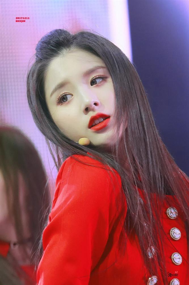 10 thần tượng Kpop sinh năm 2000 sở hữu vẻ đẹp sắc sảo, quyến rũ-6