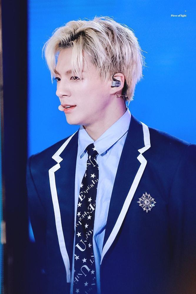 10 thần tượng Kpop sinh năm 2000 sở hữu vẻ đẹp sắc sảo, quyến rũ-9