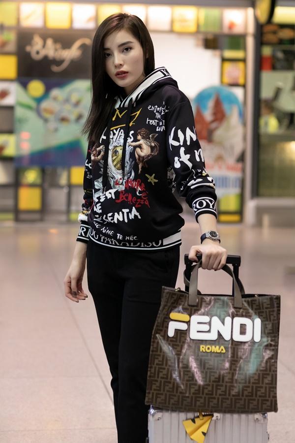 Mặc đồ kín như bưng, Hoa hậu Kỳ Duyên vẫn ngùn ngụt thần thái khi đến với Paris Fashion Week 2018-3