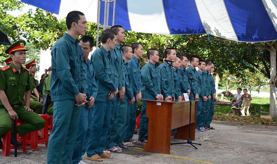 15 thanh niên tấn công trụ sở cảnh sát ở Bình Thuận lĩnh án-1