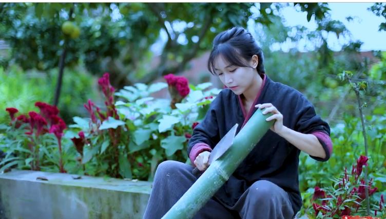 Thánh nấu ăn phiên bản cổ trang tự đóng bàn ghế từ vật dụng đơn giản khiến cánh mày râu 9 phần nể phục-3