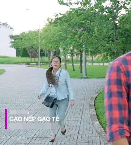 Diện đi diện lại 1 chiếc quần qua 62 tập phim, em út Gạo nếp gạo tẻ bị dân mạng phong thánh tằn tiện-4