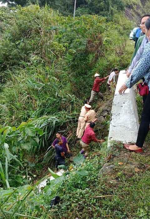 Xe 7 chỗ chở 5 người bất ngờ lao xuống vực sâu 100m trên đèo Giàng-1