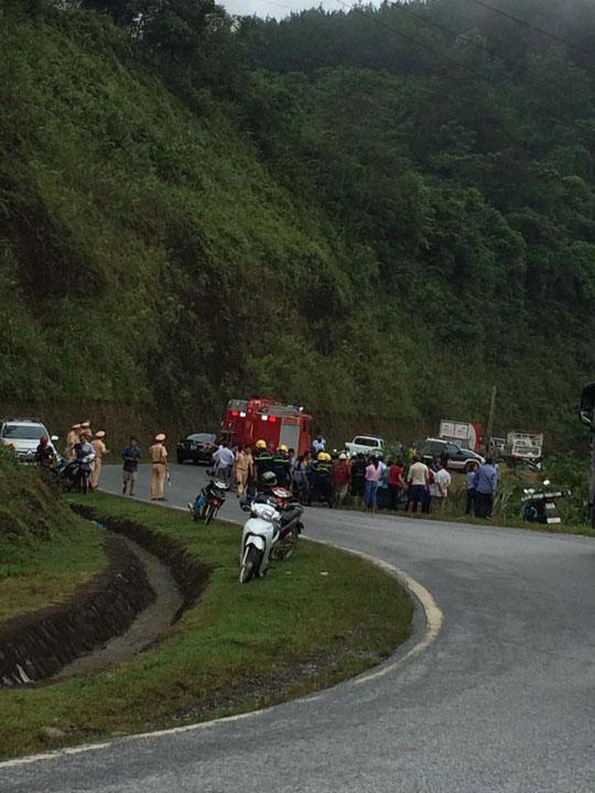 Xe 7 chỗ chở 5 người bất ngờ lao xuống vực sâu 100m trên đèo Giàng-2