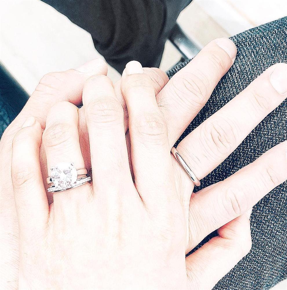 Hồng Nhung tái xuất rạng rỡ khi nhan sắc bị chê xuống cấp sau ly hôn-5