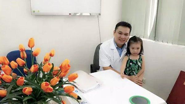 Gặp lại em bé Việt nhỏ tuổi nhất được ghép da đầu khiến bác sĩ sững sờ-1