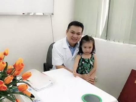 Em bé 2 tuổi làm việc nhà thoăn thoắt khiến dân tình vừa phục vừa thương-4