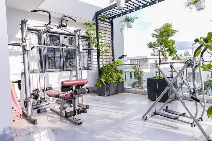 Quách Thành Danh đầu tư hẳn các thiết bị tập gym ngay trên tầng thượng. Mọi không gian lớn nhỏ trong nhà đều từ một tay nam ca sĩ thiết kế nhưng anh cho biết bản thân chỉ hài lòng 70% khi sản phẩm hoàn thành.