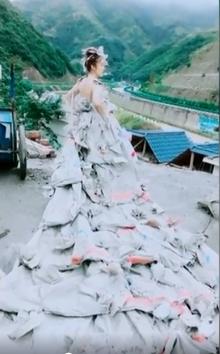 Cô dâu tự mình may váy bằng 40 vỏ bao xi măng trong 3 giờ-2