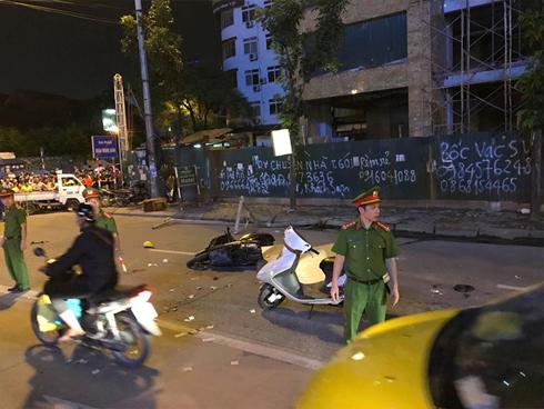 Cô gái đi xe máy tử vong do khung sắt công trình rơi trúng