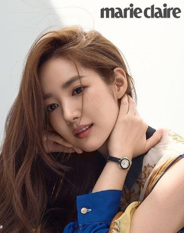 Thư ký Kim Park Min Young đẹp thuần khiết khi chụp tạp chí-5