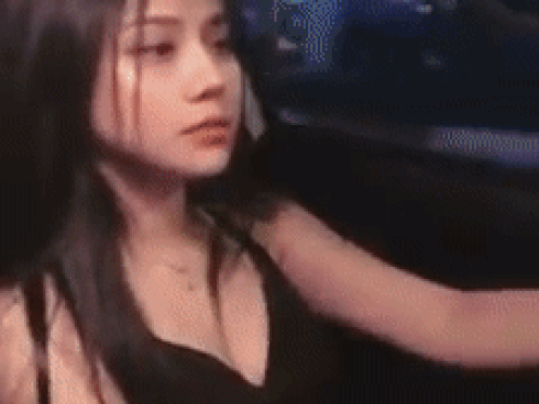 Chàng trai lái xe bằng chân đủ khiến người khác nóng mắt rồi, hành động của cô gái đi bên cạnh còn đáng lên án hơn-1