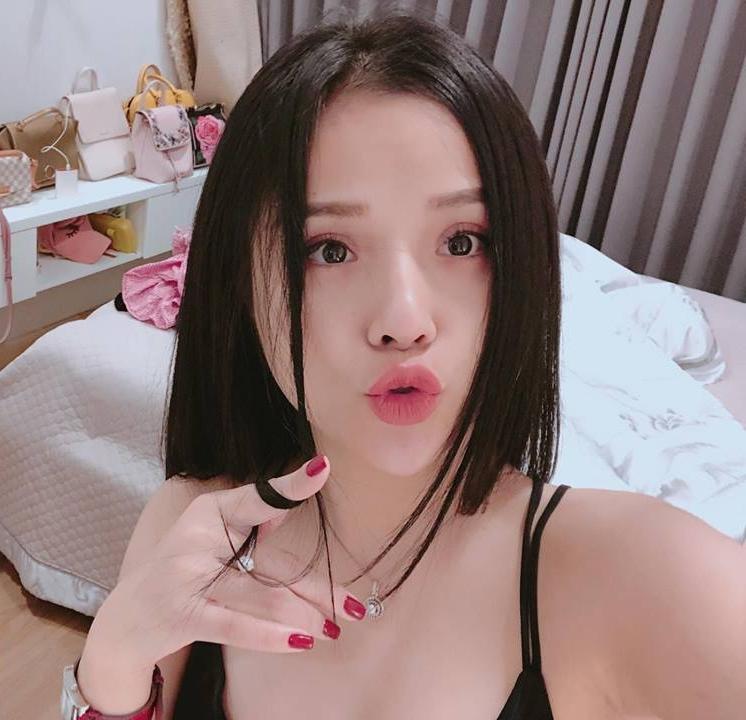 Tưởng ai, hóa ra cô gái bị tuýt còi vì vừa lái xe vừa cover hit của Hạnh Sino là gương mặt rất thân quen-2