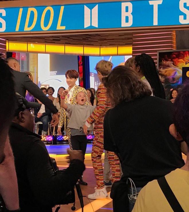 Fan nhí 9 tuổi người Mỹ khóc nức nở vì được gặp BTS-2