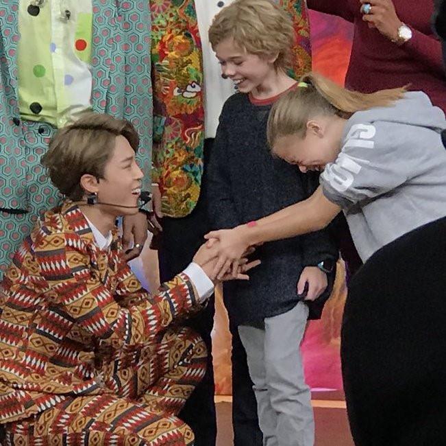 Fan nhí 9 tuổi người Mỹ khóc nức nở vì được gặp BTS-3