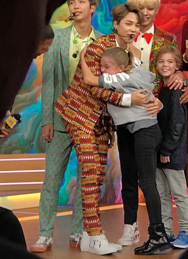 Fan nhí 9 tuổi người Mỹ khóc nức nở vì được gặp BTS-4