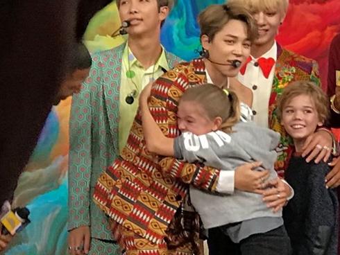 Fan nhí 9 tuổi người Mỹ khóc nức nở vì được gặp BTS