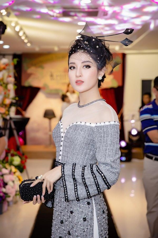 Á Hậu Huyền My diện áo dài trăm triệu tái xuất sàn catwalk, khoe sắc bên dàn mỹ nhân Việt-5