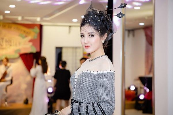 Á Hậu Huyền My diện áo dài trăm triệu tái xuất sàn catwalk, khoe sắc bên dàn mỹ nhân Việt-6