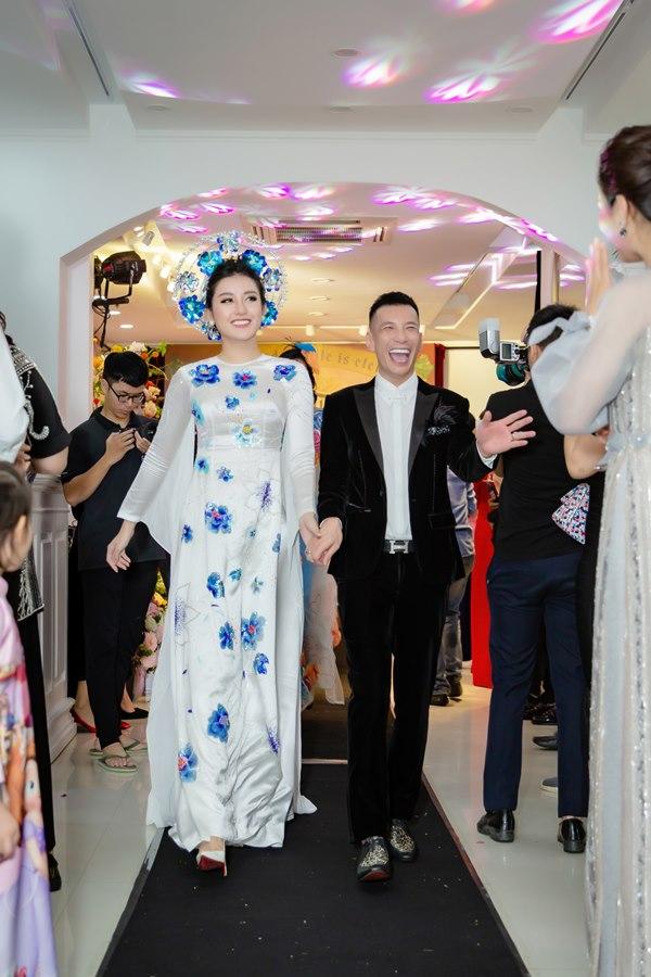 Á Hậu Huyền My diện áo dài trăm triệu tái xuất sàn catwalk, khoe sắc bên dàn mỹ nhân Việt-2