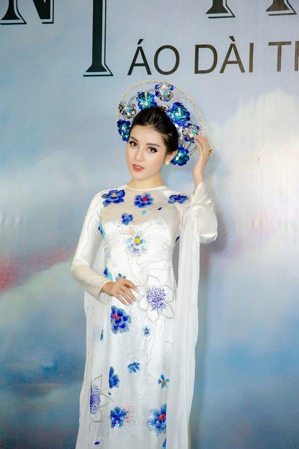 Á Hậu Huyền My diện áo dài trăm triệu tái xuất sàn catwalk, khoe sắc bên dàn mỹ nhân Việt-3