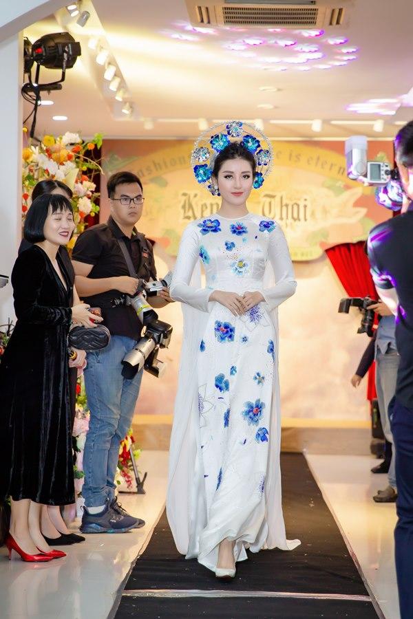 Á Hậu Huyền My diện áo dài trăm triệu tái xuất sàn catwalk, khoe sắc bên dàn mỹ nhân Việt-1