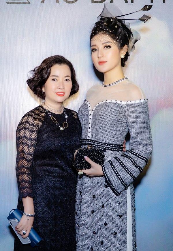 Á Hậu Huyền My diện áo dài trăm triệu tái xuất sàn catwalk, khoe sắc bên dàn mỹ nhân Việt-7