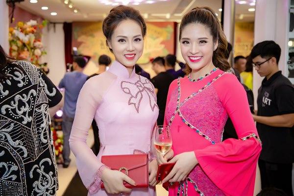 Á Hậu Huyền My diện áo dài trăm triệu tái xuất sàn catwalk, khoe sắc bên dàn mỹ nhân Việt-12