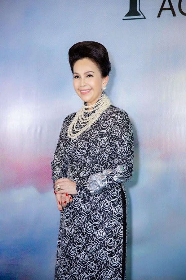 Á Hậu Huyền My diện áo dài trăm triệu tái xuất sàn catwalk, khoe sắc bên dàn mỹ nhân Việt-10