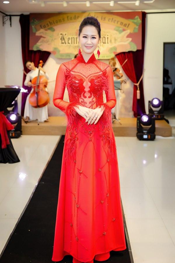 Á Hậu Huyền My diện áo dài trăm triệu tái xuất sàn catwalk, khoe sắc bên dàn mỹ nhân Việt-14