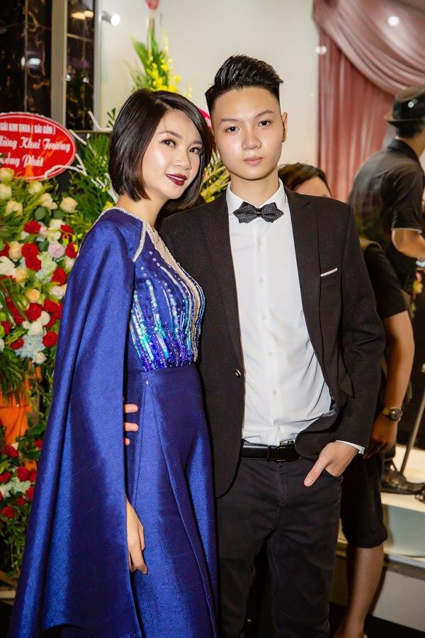 Á Hậu Huyền My diện áo dài trăm triệu tái xuất sàn catwalk, khoe sắc bên dàn mỹ nhân Việt-16