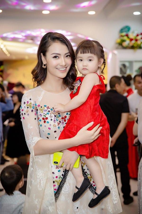 Á Hậu Huyền My diện áo dài trăm triệu tái xuất sàn catwalk, khoe sắc bên dàn mỹ nhân Việt-17