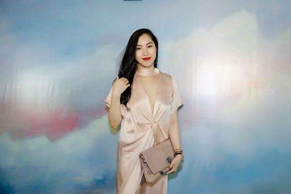 Á Hậu Huyền My diện áo dài trăm triệu tái xuất sàn catwalk, khoe sắc bên dàn mỹ nhân Việt-19