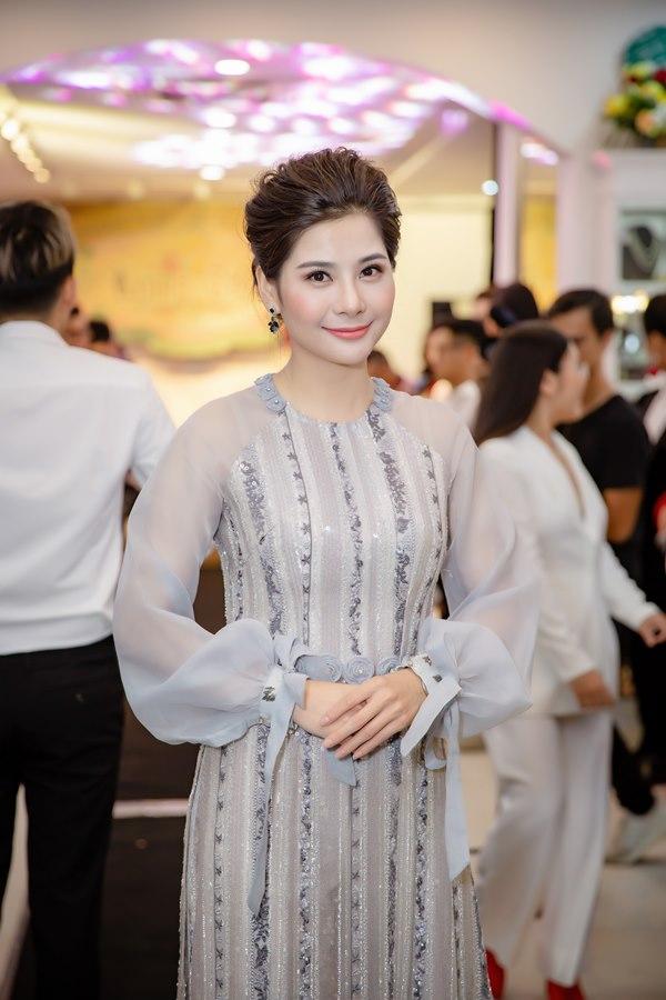 Á Hậu Huyền My diện áo dài trăm triệu tái xuất sàn catwalk, khoe sắc bên dàn mỹ nhân Việt-20