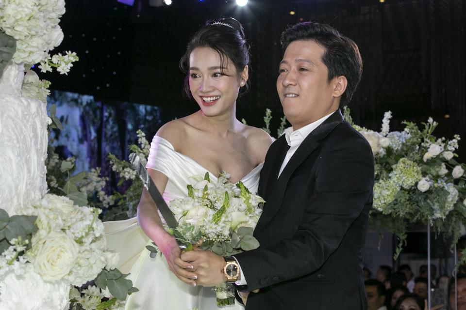 Không còn nghi ngờ gì nữa, vòng 2 của Nhã Phương đã phô trọn sau bao ngày cô dâu tìm mọi cách che dáng-8