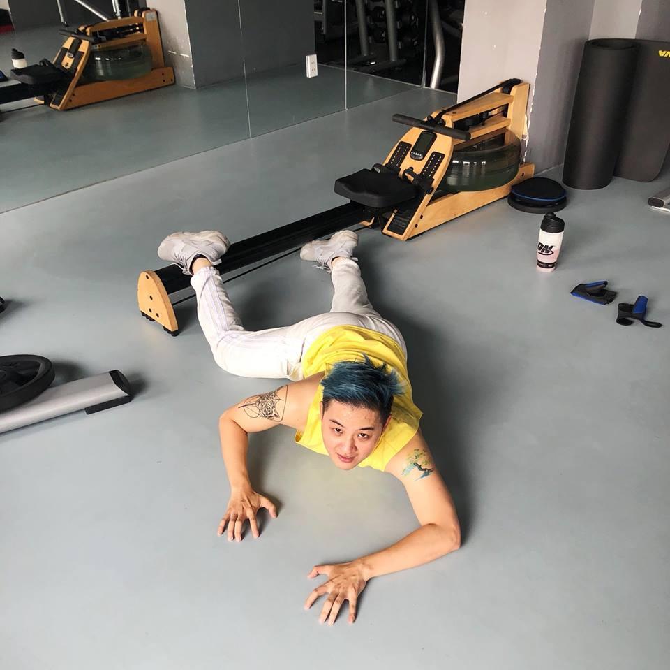 Lầy như BB Trần, Sĩ Thanh: Khoe hàng hiệu xế sang cũng phải theo trend ngã sấp mặt mới chịu-6