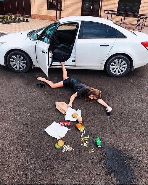 Lầy như BB Trần, Sĩ Thanh: Khoe hàng hiệu xế sang cũng phải theo trend ngã sấp mặt mới chịu-11