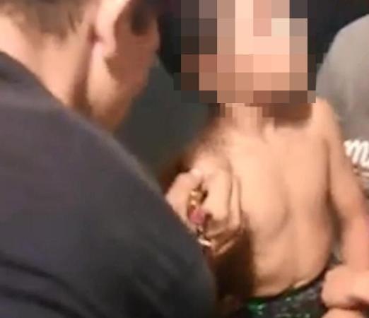 Sốc với bà mẹ cho con trai 10 tuổi xăm mình-1