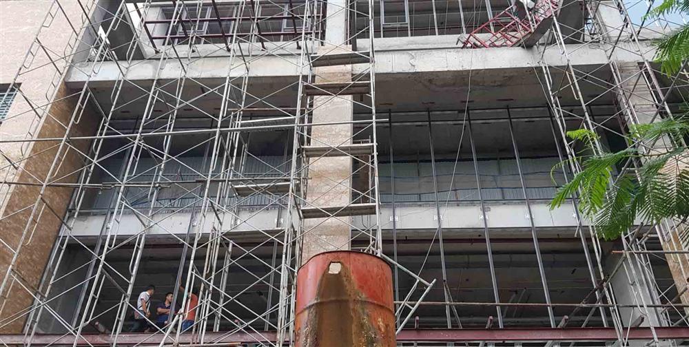 Nguyên nhân thanh sắt từ tòa nhà đang xây rơi chết người đi đường-1