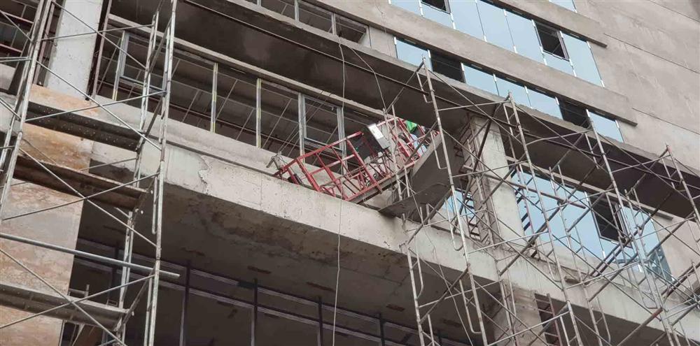 Nguyên nhân thanh sắt từ tòa nhà đang xây rơi chết người đi đường-2