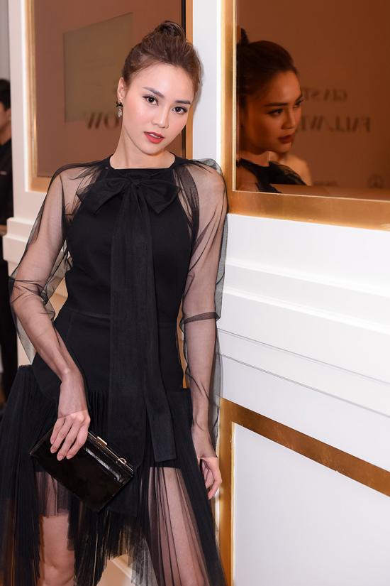 Ngọc Trinh đẹp như tiên giáng trần - Hoa hậu Tiểu Vy liên tục thả bùa yêu bằng trang phục màu trắng ĐẸP nhất thảm đỏ-3