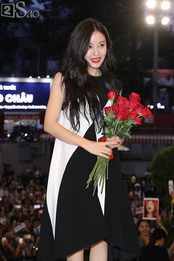 Fan Việt đóng giả Valak hù dọa Hyomin T-Ara, AOA rạng rỡ trong buổi ký tặng-1