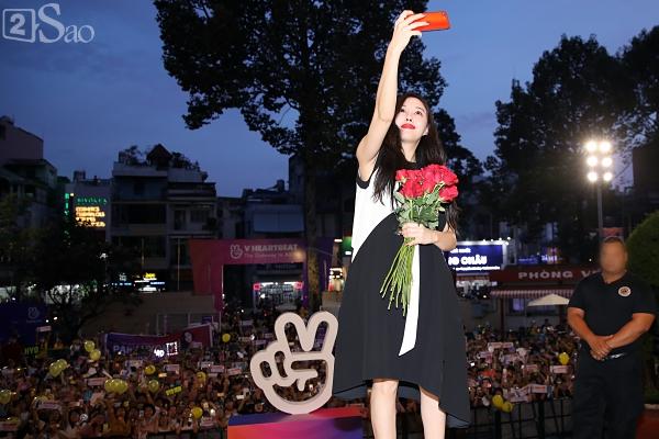 Fan Việt đóng giả Valak hù dọa Hyomin T-Ara, AOA rạng rỡ trong buổi ký tặng-2