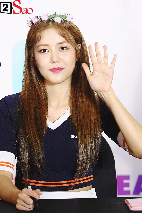 Fan Việt đóng giả Valak hù dọa Hyomin T-Ara, AOA rạng rỡ trong buổi ký tặng-11