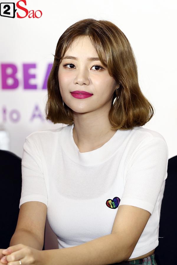 Fan Việt đóng giả Valak hù dọa Hyomin T-Ara, AOA rạng rỡ trong buổi ký tặng-12