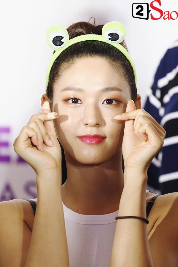 Fan Việt đóng giả Valak hù dọa Hyomin T-Ara, AOA rạng rỡ trong buổi ký tặng-13