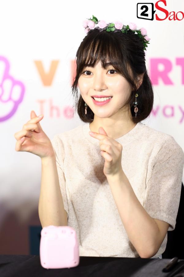 Fan Việt đóng giả Valak hù dọa Hyomin T-Ara, AOA rạng rỡ trong buổi ký tặng-15