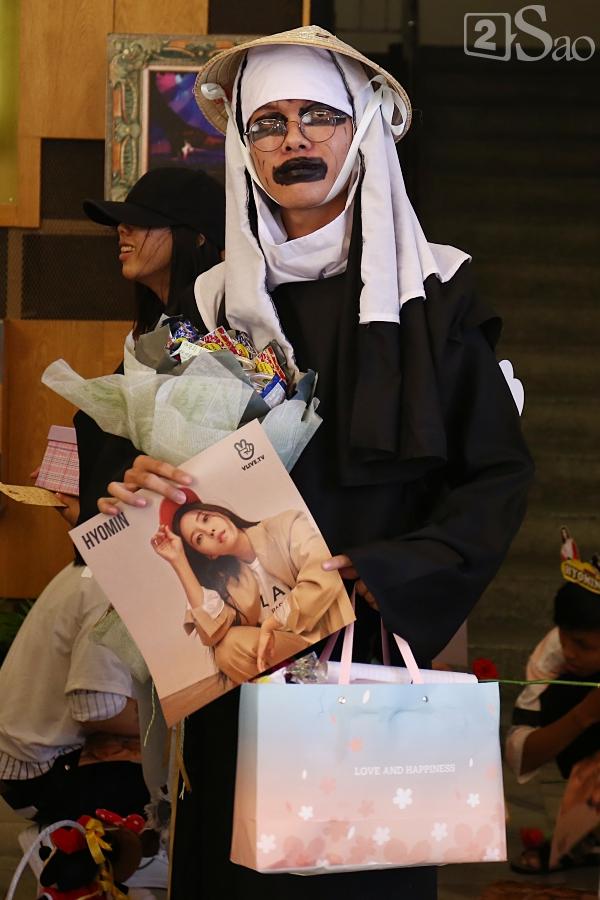 Fan Việt đóng giả Valak hù dọa Hyomin T-Ara, AOA rạng rỡ trong buổi ký tặng-7