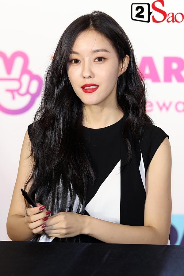 Fan Việt đóng giả Valak hù dọa Hyomin T-Ara, AOA rạng rỡ trong buổi ký tặng-8